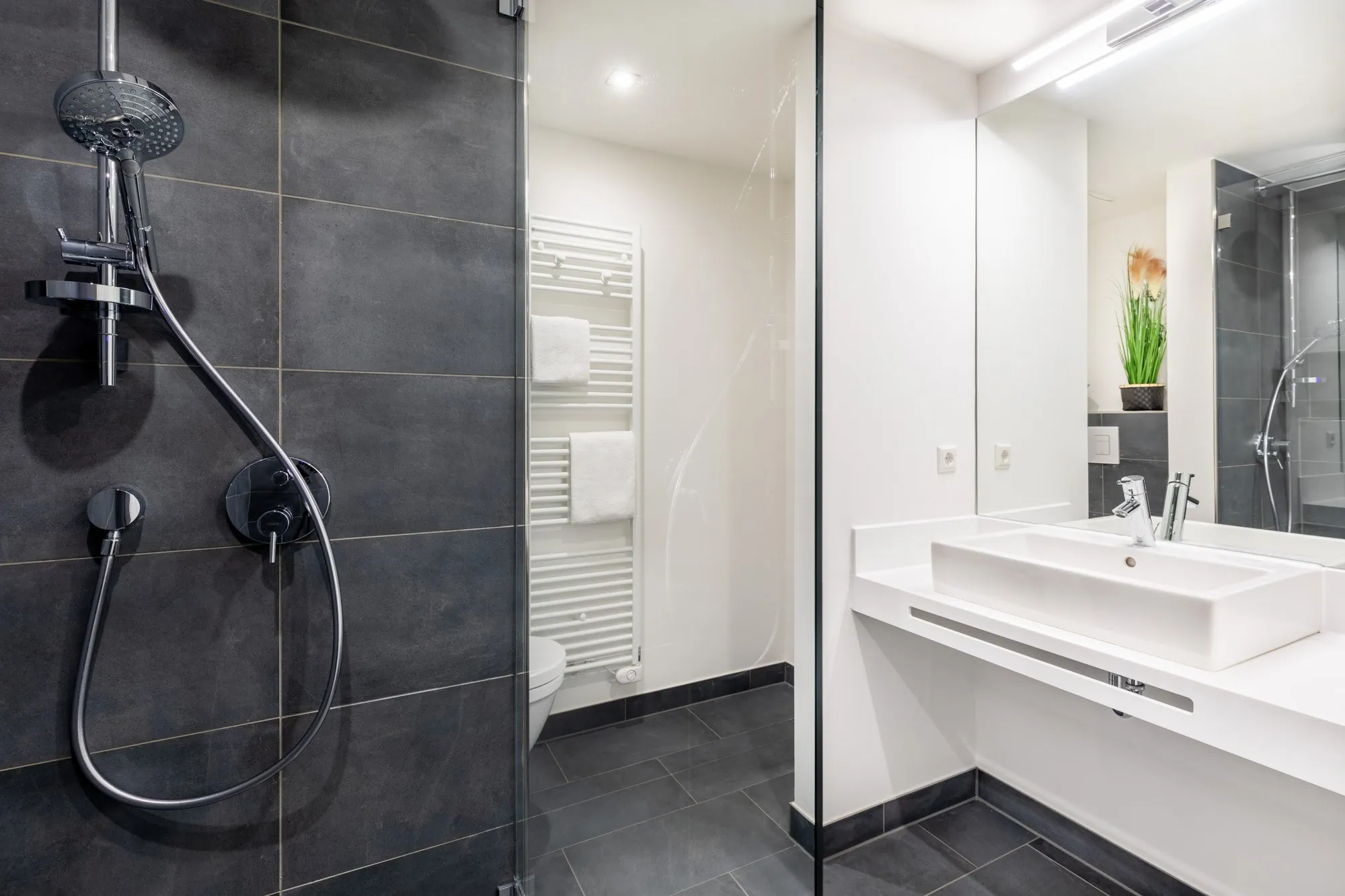 Bad mit bodengleicher Regendusche