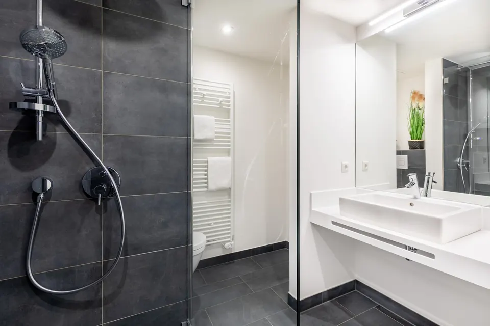 Bad mit bodengleicher Regendusche und Waschtisch
