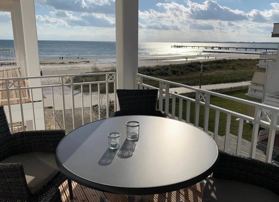 Blick vom Balkontisch auf Strand und Seebrücke