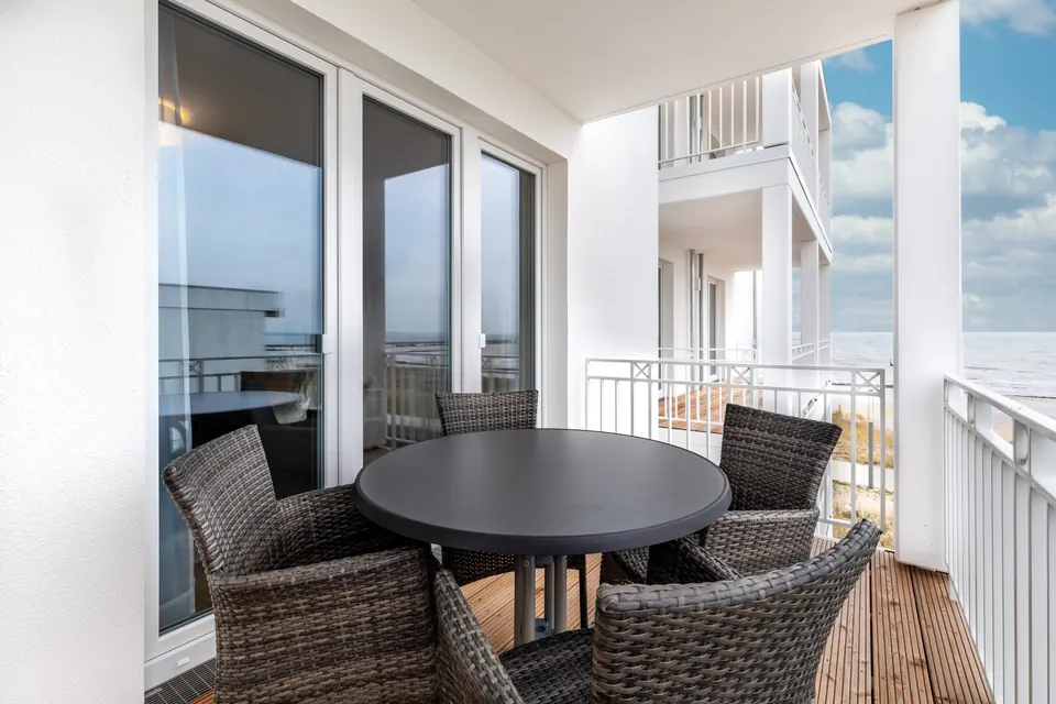 Überdachter Balkon mit Gartenmöbeln