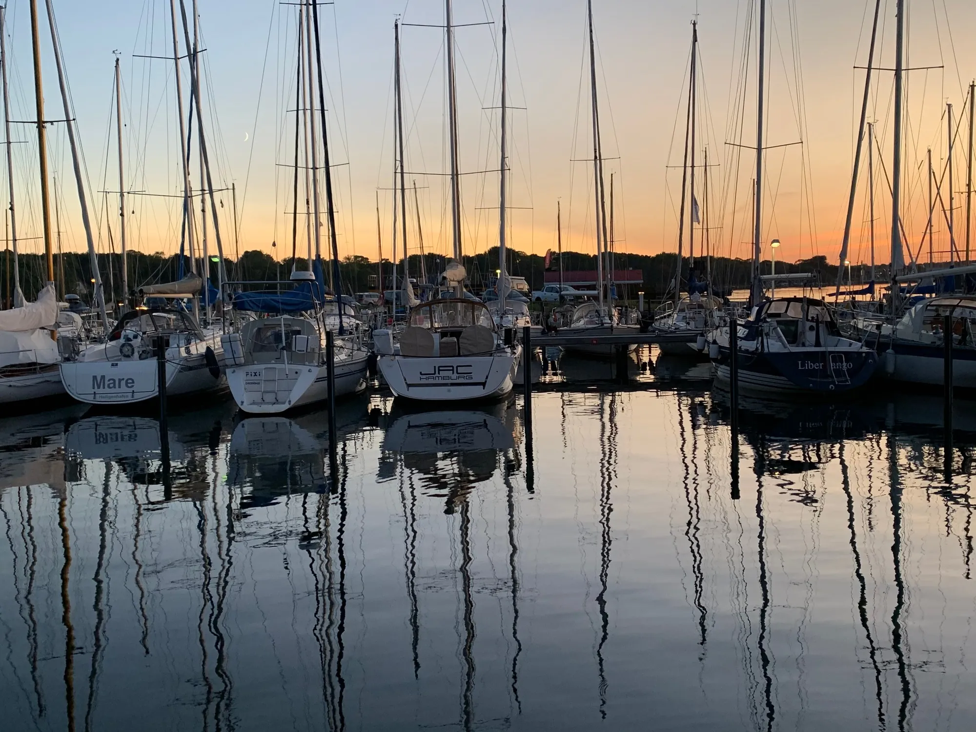 Segelboote im Yachthafen von Großenbrode bei Sonnenuntergang