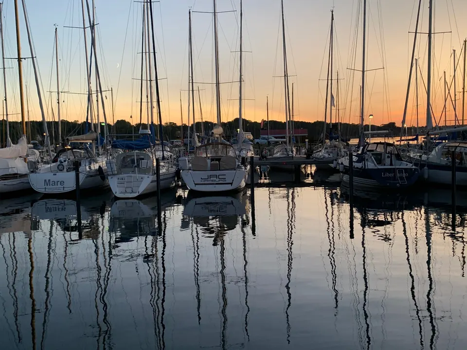 Segelboote im Yachthafen bei Sonnenuntergang