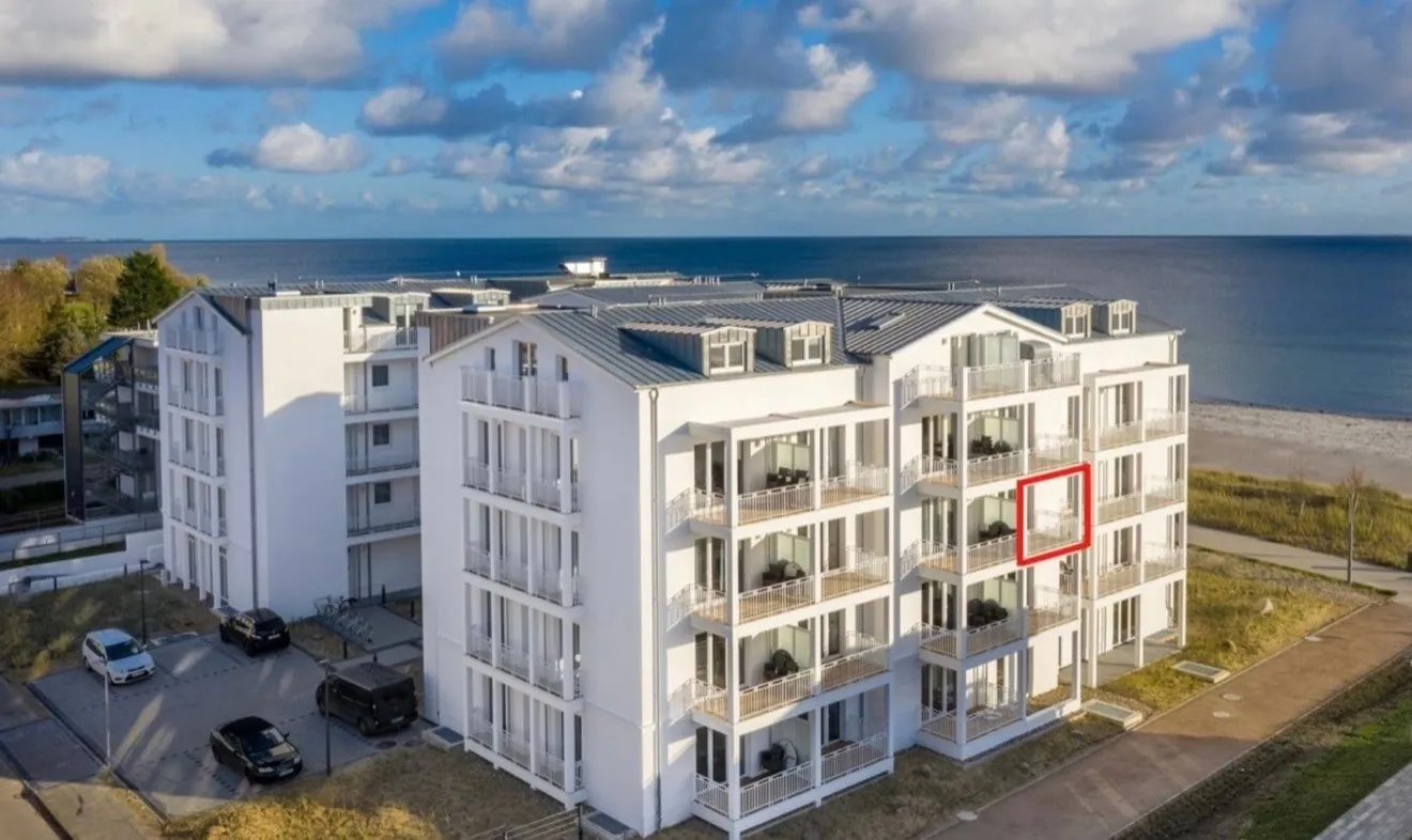 Luftaufnahme der weißen Meerblickvilla am Südstrand von Großenbrode, die Ferienwohnung im zweiten Obergeschoss ist rot markiert