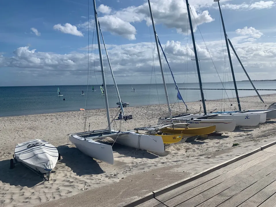 Katamarane am Strand von Großenbrode
