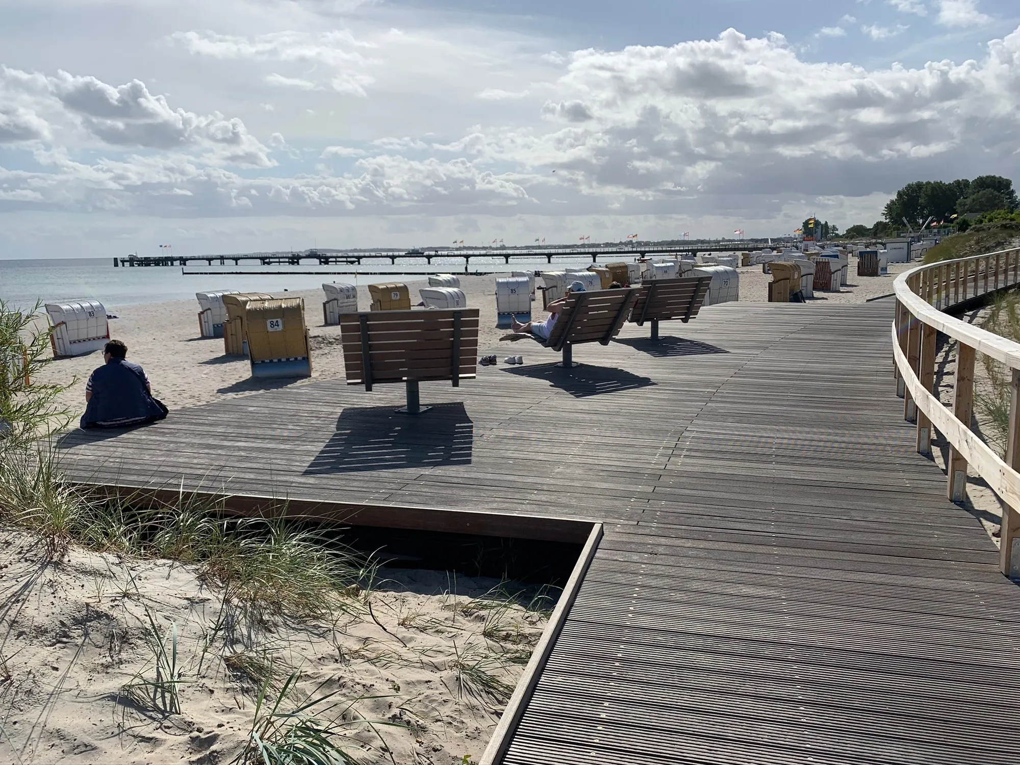 Holzsteg mit Liegen am Südstrand, im Hintergrund die Seebrücke