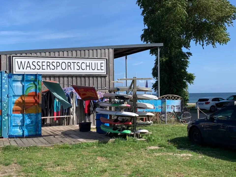 Wassersportschule mit SUP-Boards am Strand