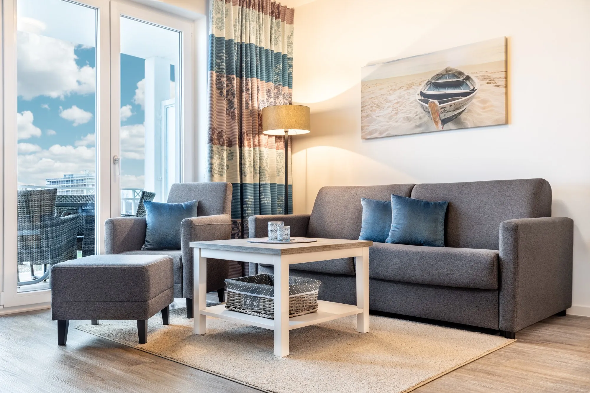 Wohnzimmer mit Schlafcouch und Balkontür